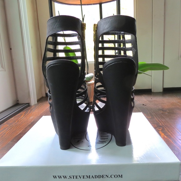 Steve Madden "Xpert" Wedge Sandal in Black - Picture 3 of 8